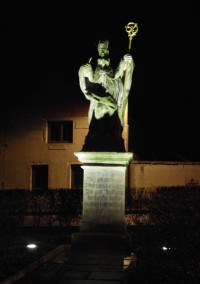 socha sv. Blažeje je v noci nasvícená