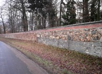 zeď okolo zámeckého parku