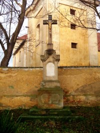 kříž před kostelem