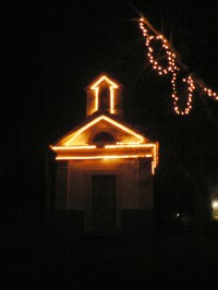 vánočně osvětlená kaple