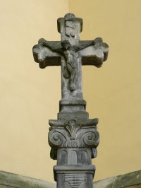 kříž u kostela