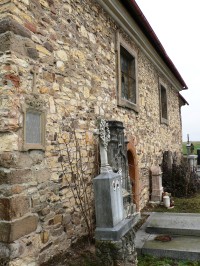 některé hroby jsou těsně u jižní kostelní zdi
