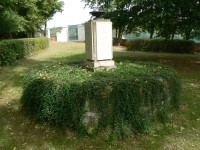 pomník se jmény pochovaných