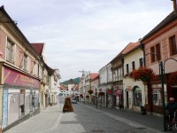 pohled od Plzeňské brány ulicí Palackého přes Husovo náměstí k Pražské bráně