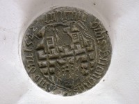 kamenný znak Berouna z r. 1543 v klenbě předsíně