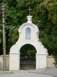 vstupní brána na původní hřbitov