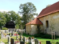 kostel uprostřed hřbitova, za zdí stojí zvonice