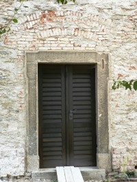 dveře do kostela v severozápadní stěně
