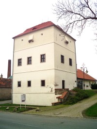 pod střechou nad okny v 1. patře jsou stále původní obranné střílny