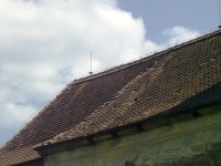 "relativně dobrý" stav střechy