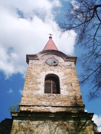 na věži je vidět kombinace cihelného a kamenného zdiva