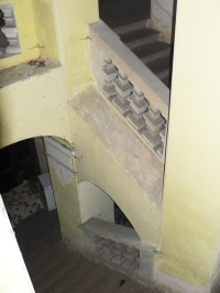 vnitřní zámecké schodiště
