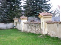 další část ohradní hřbitovní zdi se zastaveními křížové cesty