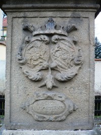 na podstavci sloupu se sv. Janem Nepomuckým je datum 1704 a erby tehdejších majitelů panství