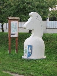 Karlštejnské šachy - Bílý kůň Ořech