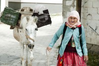 Stará paní ve vesnici Brod, Kosovo