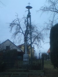 kříž na návsi se zvoničkou