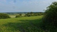 naše cesta začíná v Mokošíně na kopci za kravínem, zastavujeme a rozhlížíme se po kraji směrem k Loděnicům. MOKOŠÍN-LEPĚJOVICE CESTOU NECESTOU IV.