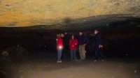 Do jeskyně vede poměrně úzký vchod, kterým se dostaneme do rozlehlé síně o rozměrech 16x18 m. 