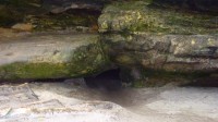 Do jeskyně vede poměrně úzký vchod, kterým se dostaneme do rozlehlé síně o rozměrech 16x18 m. 