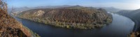 Podzimní výhled na Portu Bohemiku a řeku Labe klikatící se při průchodu Českým Středohořím