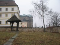vlevo budova Českého farmaceutického muzea a za ní kostel Nejsvětější Trojice