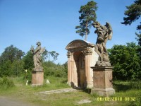 výklenková kaple svatého Václava mezi Káraným a Lysou nad Labem (úvodní fotka, kaple je ale asi uprostřed trasy)