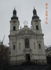 barokní kostel sv. Máří Magdalény hned vedle Lázeňské kolonády