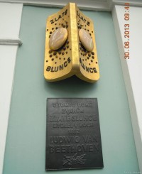 Lázeňská 72/1, Dům Zlaté slunce (rohový dům Zámecké náměstí-Lázeňská), pamětní deska Ludwiga van Beethovena 1812