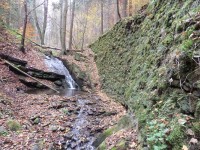 Zeď a cesta chrání vodopád - podzim 2014