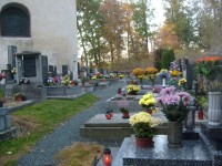 Kostel a hřbitov v předvečer svátku všech svatých
