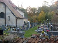 Kostel a hřbitov v předvečer svátku všech svatých
