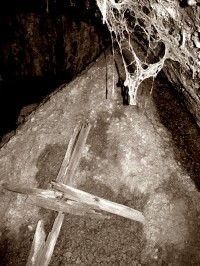 Kříž Antona Adlera, navrácený zpět do podzemí.