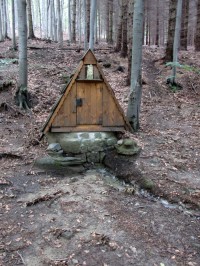 studánka se sirovodíkovou kyselkou v lesích nad Mikulůvkou