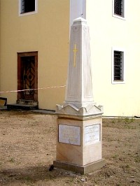 Památník Caroliny Meineke u kostela sv. Martina v Blansku.