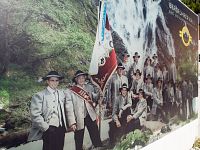 Fotka horských vůdců z Kalsu na náměstí v obci. Autor: Tomáš Hájek