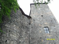 Gotická hranolová věž s románskou rotundou