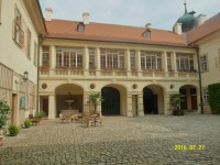 Nádvoří zámku v Mníšku pod Brdy