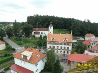 Pohled z hradní věže na kostel a dům U Micků