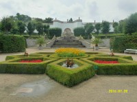 Francouzská zahrada s kašnou