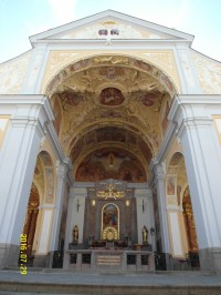  Venkovní oltář v průčelí baziliky