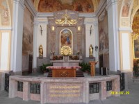 Venkovní oltář v průčelí baziliky