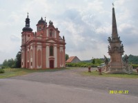 Kostel a sloup Nejsvětějí Trojice ve Valči