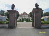 Vstupní brána k zámku Jemniště