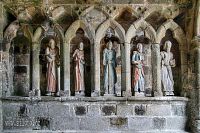 Gotické dřevěné sochy svatých v kapli Kermaria an Iskuit