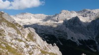 První výhledy na vrchol Zugspitze na obzoru (s celým exponovaným hřebínkem).