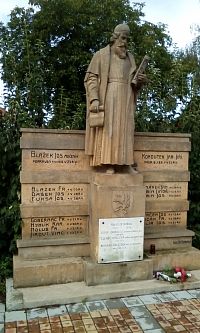 Pomník J.A.Komenského a 15 padlých v 1. Světové válce v Mněticích