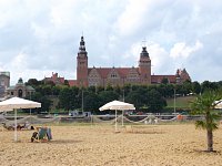 Umělá pláž na ostrově Grodzka ve Štětíně, na pozadí vojvodství úřad na Valech Chrobrého (fot. MMichal)