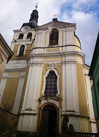 Kostel narození Panny Marie s ozdobnou balustrádou.