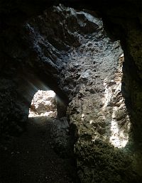 Tyto komory a "jeskyňky" bývají průchodné.
